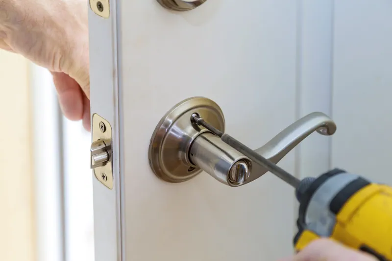 Serrurier Libramont en intervention sur une porte